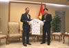 Trao quà tặng Thủ tướng của đội tuyển bóng đá Việt Nam để bán đấu giá gây quỹ