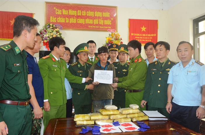 Hà Tĩnh: Bắt quả tang đối tượng cắt rừng vận chuyển 60.000 viên ma túy