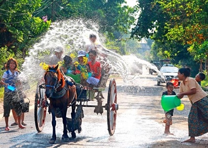 Người dân Myanmar tưng bừng đón Tết té nước Thingyan
