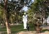 Huế: Bức tượng “Người đàn ông cúi chào” sẽ được đặt ở công viên 3/2
