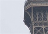Pháp: Tháp Eiffel đóng cửa do một đối tượng tìm cách trèo lên