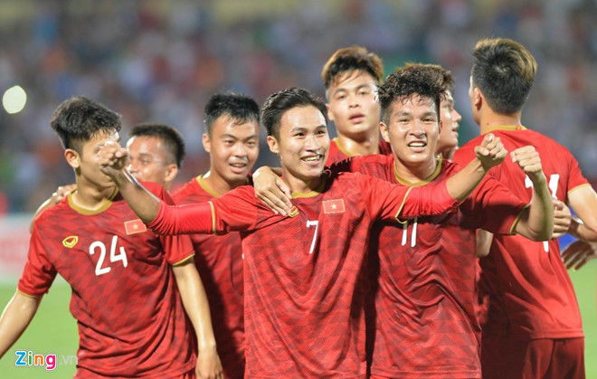 U23 Việt Nam thắng U23 Myanmar 2-0 trong một trận đấu phải tạm dừng vì mưa