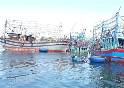 Quảng Nam: Đang cứu hộ tàu câu mực chìm gần cửa biển Cửa Đại