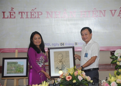 Tiếp nhận tranh cổ động chân dung Chủ tịch Hồ Chí Minh bằng giấy dó