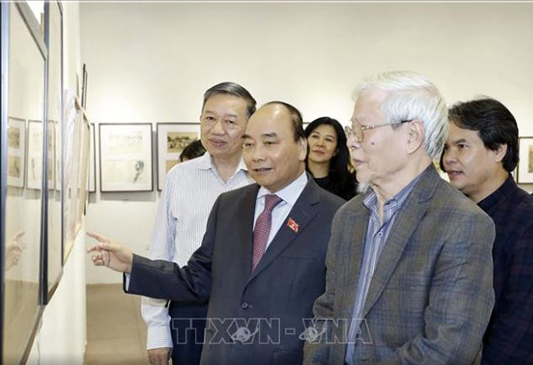 Thủ tướng Nguyễn Xuân Phúc thăm triển lãm của NSND, họa sĩ Ngô Mạnh Lân