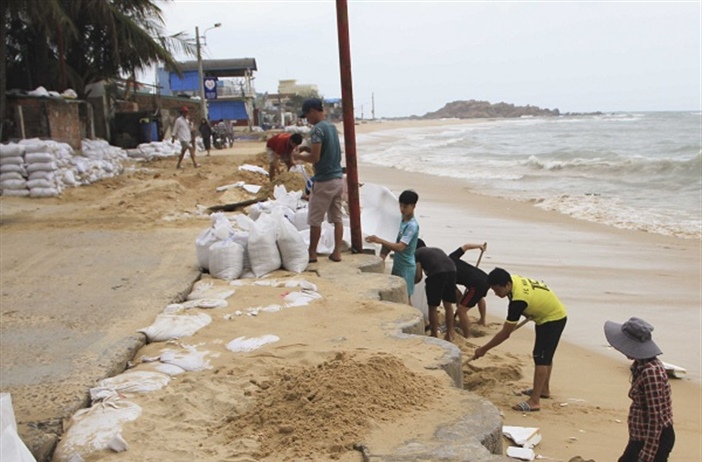 Bình Định: Cấp 53.000 bao cát giúp người dân ứng phó với bão