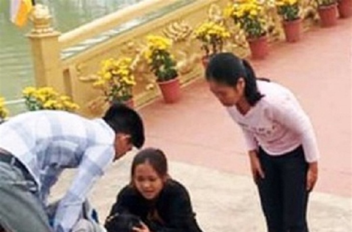 Nghệ An: Thầy giáo cứu một em nhỏ rơi xuống hồ nước khi đi vãn cảnh chùa