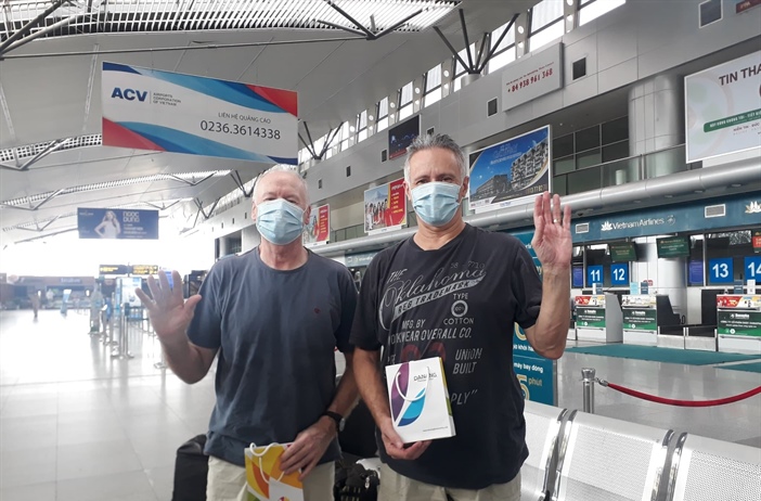 Hai du khách người Anh: Hẹn gặp lại Đà Nẵng!