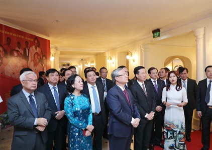 Triển lãm ảnh “Chủ tịch Hồ Chí Minh với trí thức, nhà khoa học, văn...