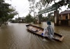 Thừa Thiên Huế: Nước các sông sắp và vượt báo động 3, nhiều vùng lại bị nước lũ "bủa vây"
