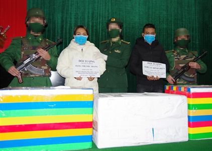 Bắt 2 đối tượng vận chuyển 13 kg ma túy từ Lào về Việt Nam