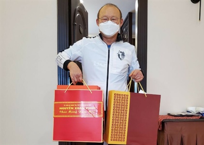 Thủ tướng gửi quà Tết cho HLV Park Hang-seo