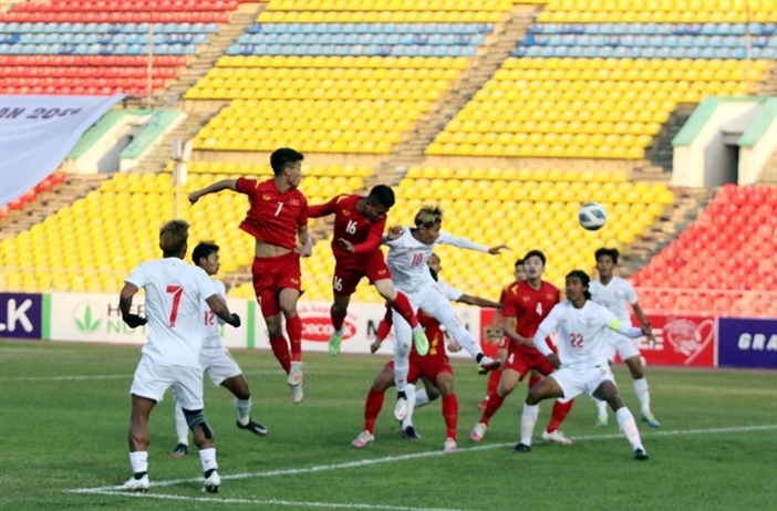 Cầu thủ Hồ Thanh Minh nhận Bằng khen của Uỷ ban Dân tộc