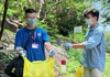 Sinh viên du lịch tham gia chiến dịch dọn rác