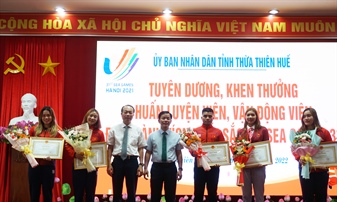 Chủ tịch tỉnh Thừa Thiên Huế khen thưởng các vận động viên có thành...