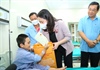 Phó Chủ tịch nước tặng quà cho trẻ em sau phẫu thuật dị tật