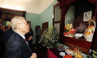 Tổng Bí thư, Chủ tịch Quốc hội dâng hương tưởng niệm Chủ tịch Hồ Chí Minh