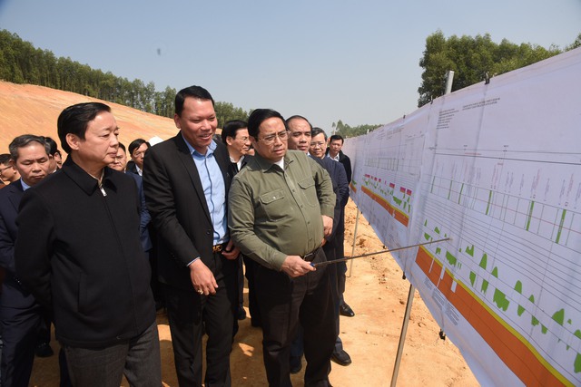 Thủ tướng kiểm tra, đôn đốc dự án cao tốc Tuyên Quang-Phú Thọ, chúc Tết...