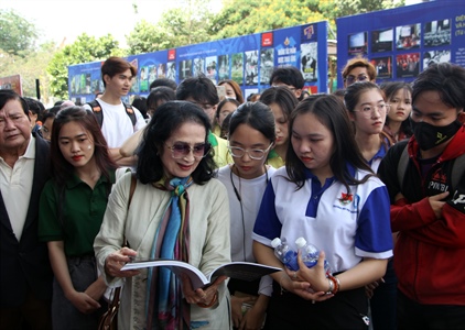 Triển lãm “Dấu ấn 70 năm Điện ảnh cách mạng Việt Nam” đến với sinh viên