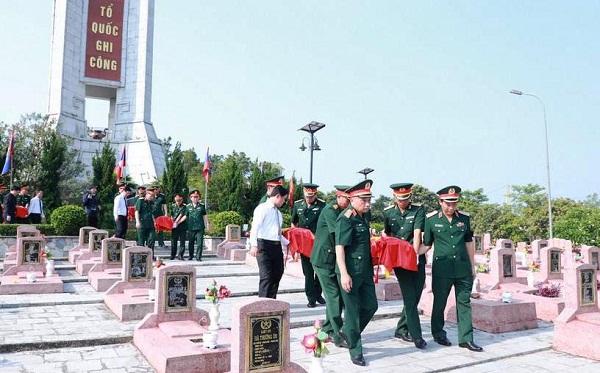 Xúc động lễ truy điệu, an táng 96 hài cốt liệt sĩ Việt Nam hy sinh tại Lào