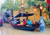 Nước lũ lên, người dân, du khách bơi thuyền trong khu phố cổ Hội An