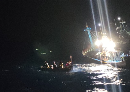 Cứu 14 ngư dân bị chìm tàu cá tại vùng biển Phú Quý