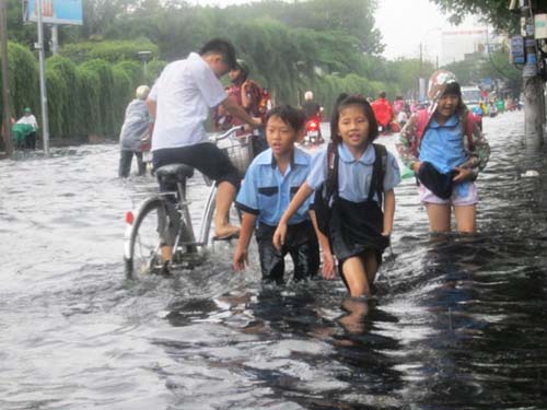 Khủng hoảng khí hậu ảnh hưởng nghiêm trọng tới việc học tập của trẻ em gái
