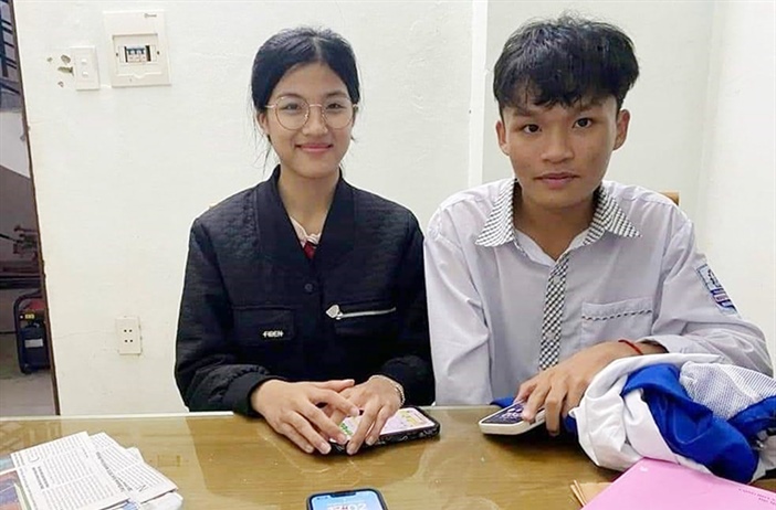 Học sinh trả lại điện thoại cho du khách nước ngoài đánh rơi ở Phong...
