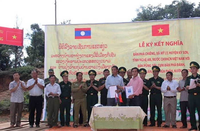 Cặp bản thứ 19 ở biên giới Việt Nam - Lào tổ chức ký kết nghĩa